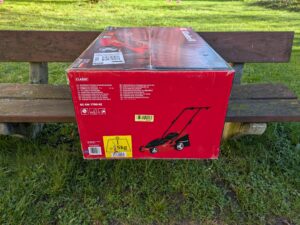 Verpackung des Einhell GC-EM 1742 Elektro-Rasenmähers von der Seite