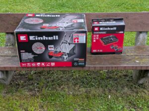 Verpackung des Einhell GE-HM 1838 Spindelmähers und des Ladegeräts mit Akku