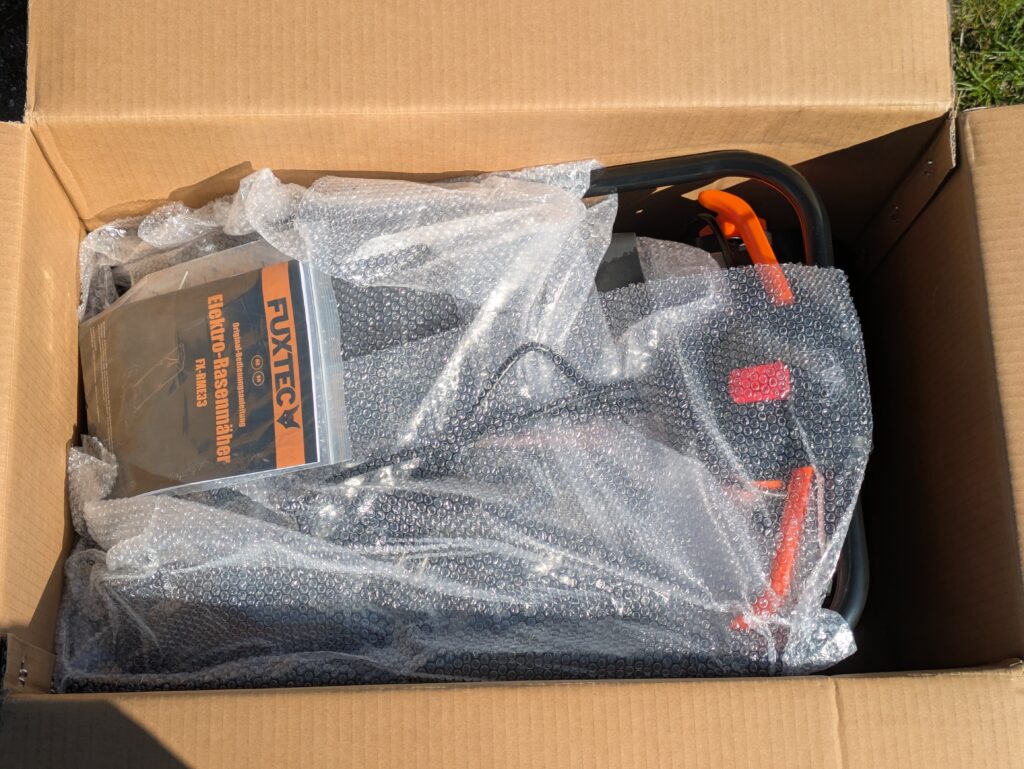 Verpackung des FUXTEC FX-RME33 Elektro-Rasenmähers geöffnet