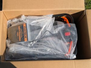 Verpackung des FUXTEC FX-RME33 Elektro-Rasenmähers geöffnet