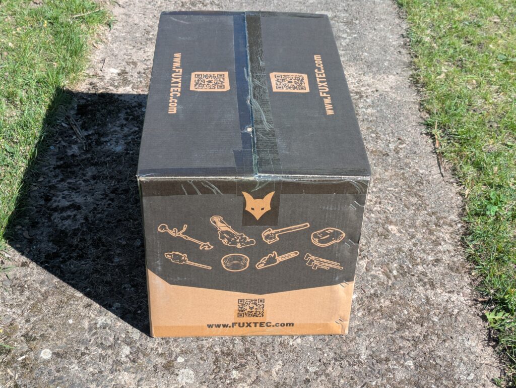 Verpackung des FUXTEC FX-RME33 Elektro-Rasenmähers von der Seite