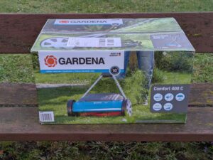 Verpackung des Gardena Comfort 400 C Spindelmäher von vorne