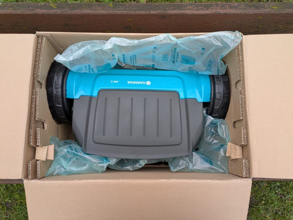 Verpackung des Gardena Comfort 400 C Spindelmähers geöffnet (2)