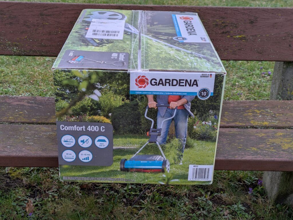 Verpackung des Gardena Comfort 400 C Spindelmähers von der Seite