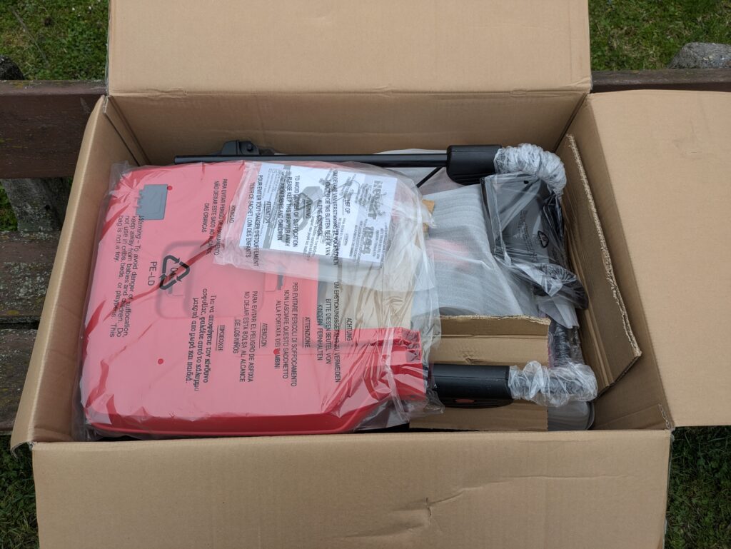 Verpackung des Hecht 1844 Elektro-Rasenmähers geöffnet