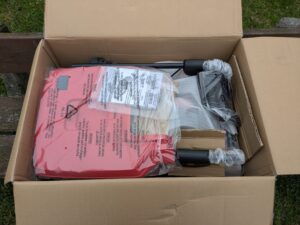 Verpackung des Hecht 1844 Elektro-Rasenmähers geöffnet