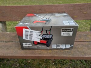Verpackung des Scheppach SPM300 Spindelmähers von vorne