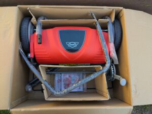 Verpackung des Spindelmäher HECHT 514 Spindelmähers geöffnet (2)