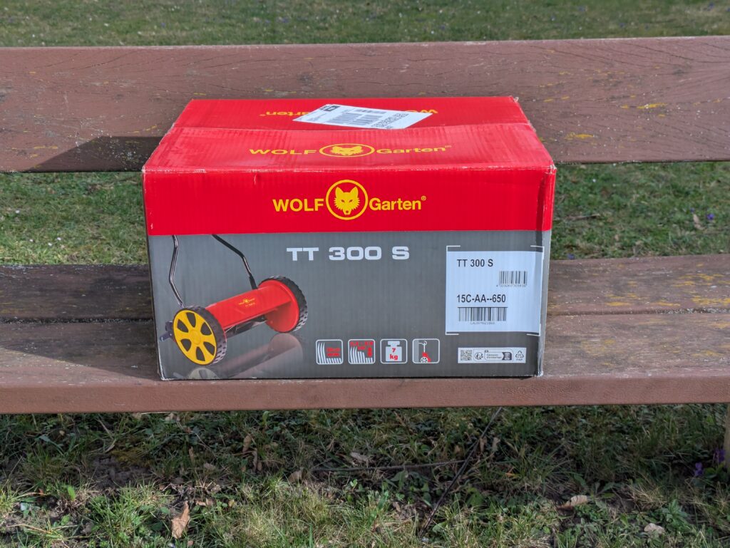 Verpackung des WOLF Garten TT300S Spindelmähers