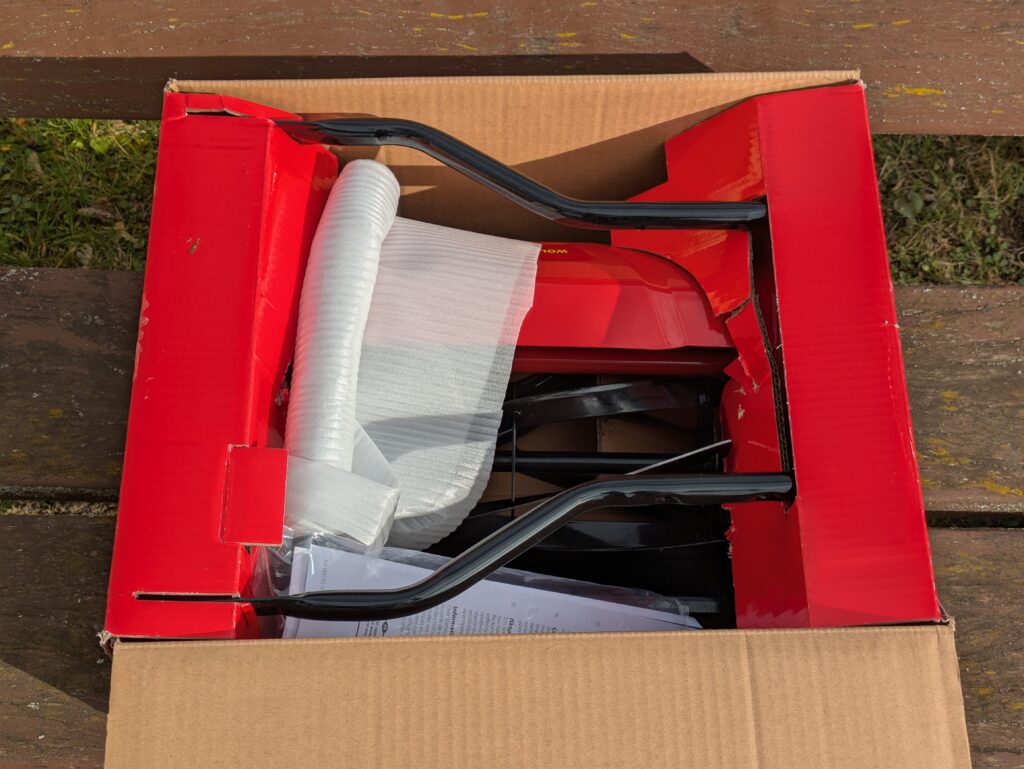 Verpackung des WOLF Garten TT300S Spindelmähers geöffnet