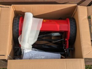 Verpackung des WOLF Garten TT300S Spindelmähers geöffnet (2)