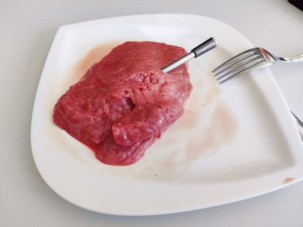BFOUR BF-30 Pro Grillthermometer Einstichstelle im Steak