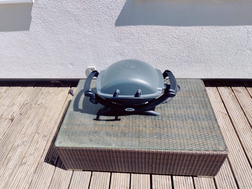 Weber Q 1400 Elektrogrill im Außeneinsatz