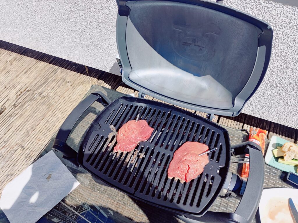 Weber Q 1400 Elektrogrill mit Rindersteaks im Test
