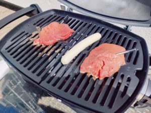 Weber Q 1400 Elektrogrill Grillfläche im Test belegt