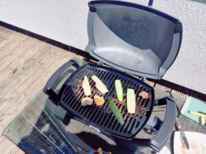 Weber Q 1400 Elektrogrill Gemüse und Brot im Test