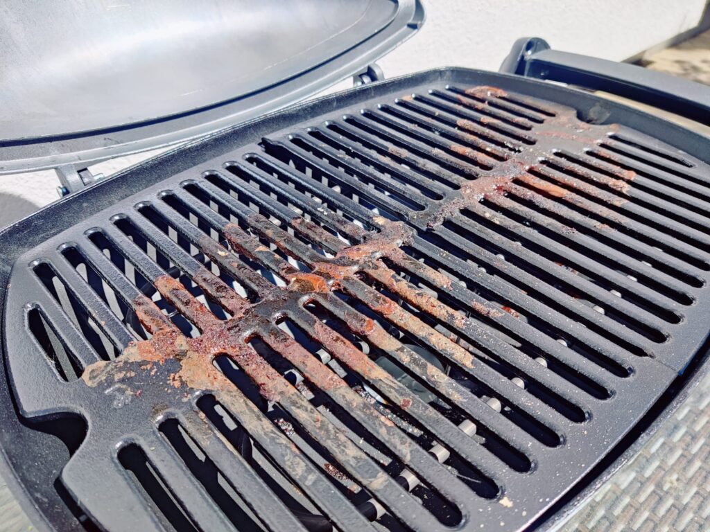 Weber Q 1400 Elektrogrill Grillrückstände auf der Platte