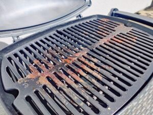 Weber Q 1400 Elektrogrill Grillrückstände auf der Platte