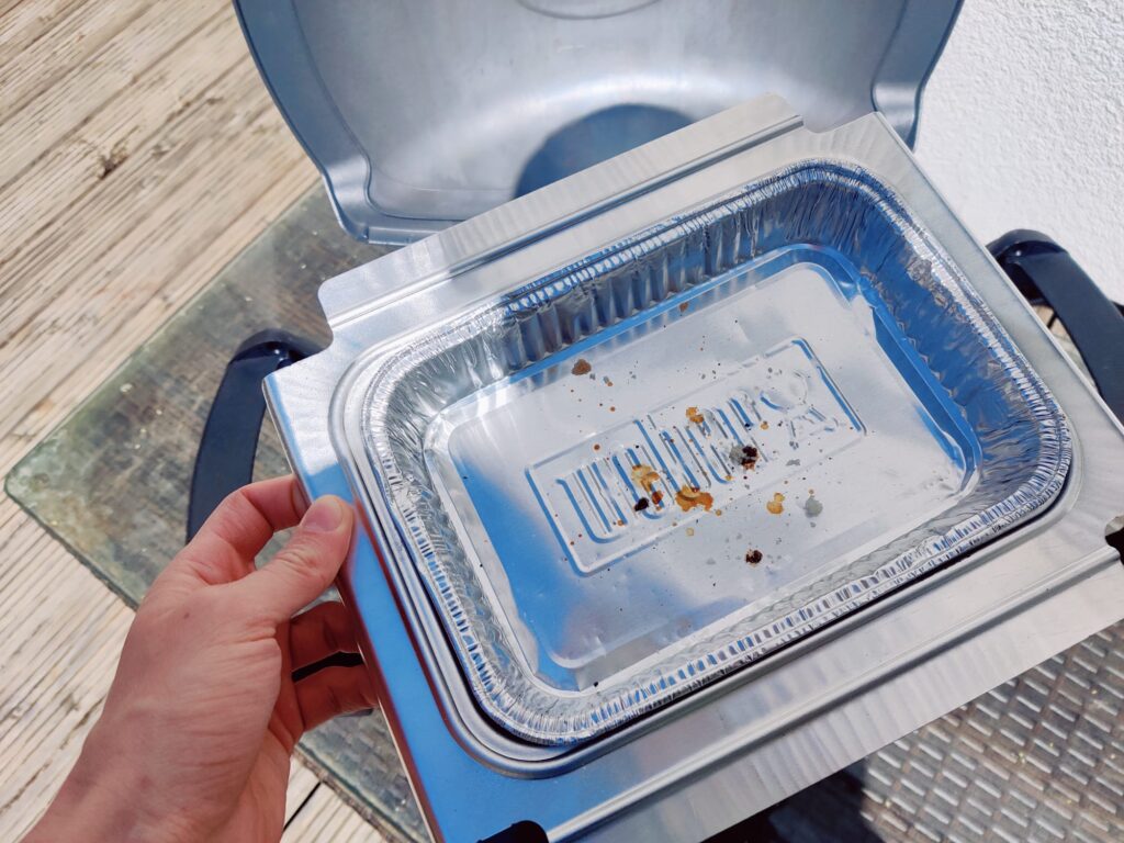Weber Q 1400 Elektrogrill Grillrückstände in der Auffangschale