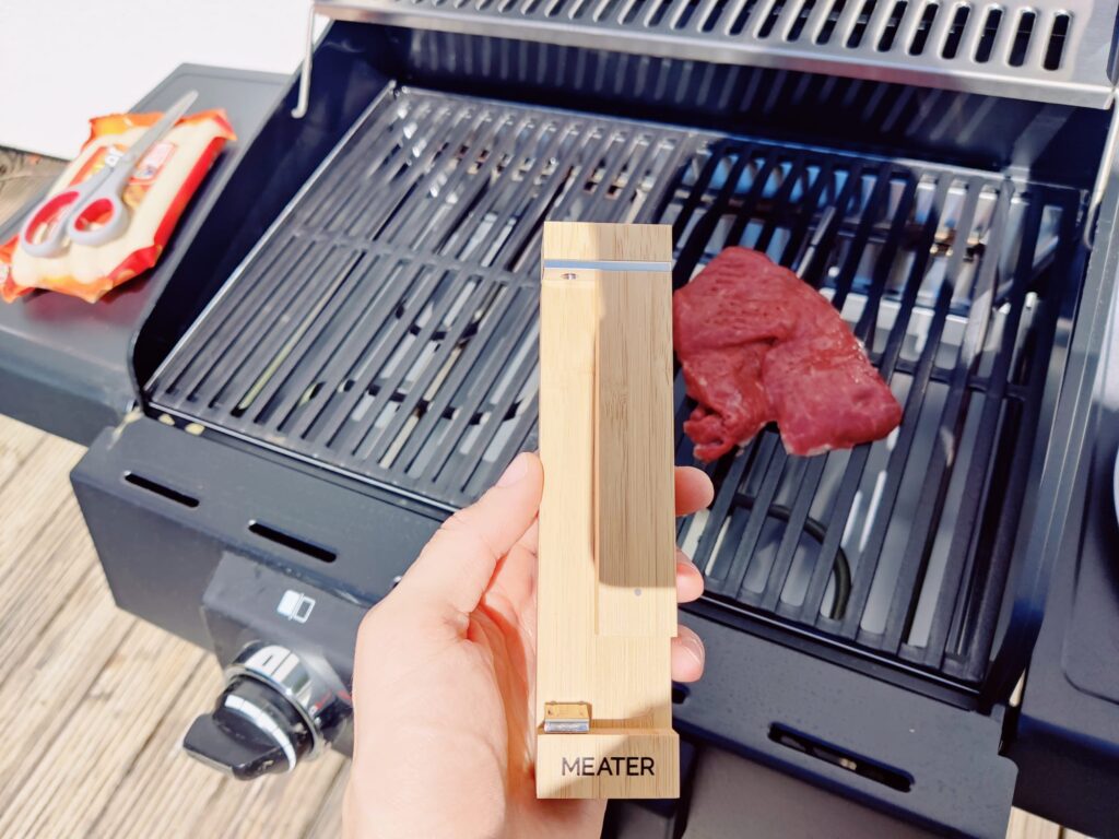 Meater Pro Grillthermometer mit Rindersteak im Test