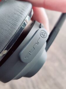 JLab Go Work 2nd Gen Headset USB-Dongle an der Ohrmuschel