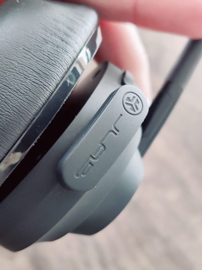 JLab Go Work 2nd Gen Headset USB-Dongle an der Ohrmuschel