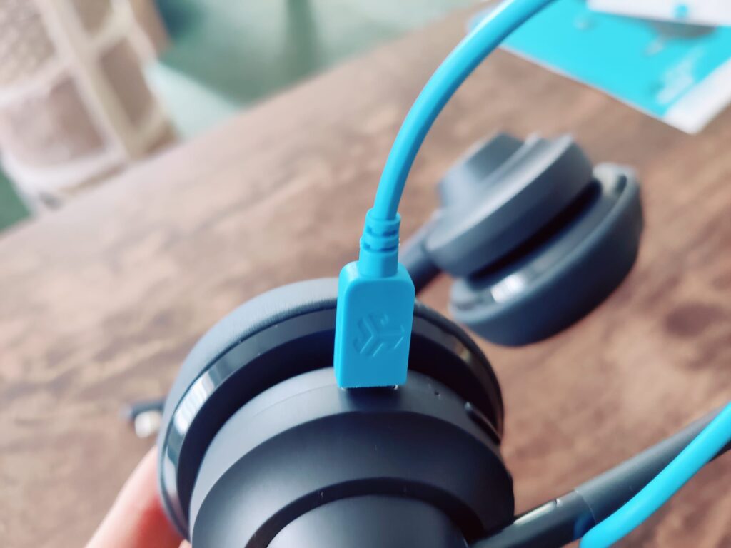 JLab Go Work 2nd Gen Headset USB-Kabel angeschlossen