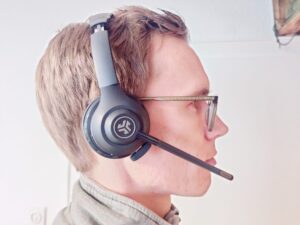 JLab Go Work 2nd Gen Headset Trageansicht von der Seite