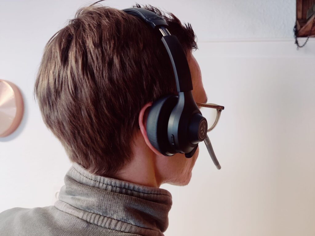 JLab Go Work 2nd Gen Headset Trageansicht von hinten
