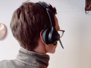 JLab Go Work 2nd Gen Headset Trageansicht von hinten
