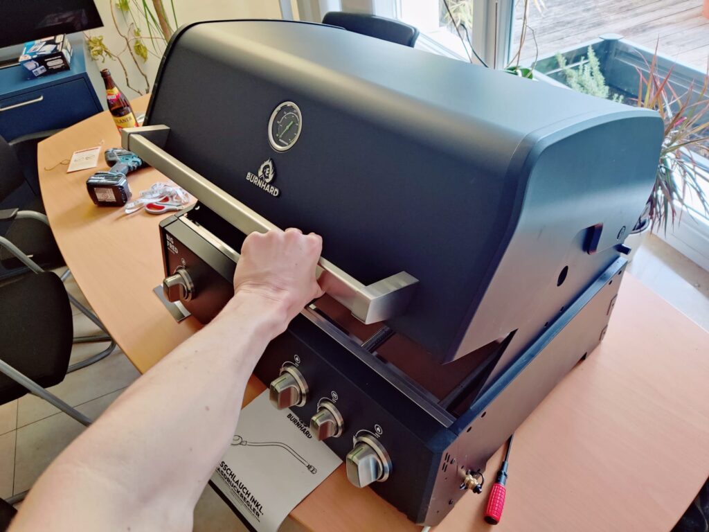 BURNHARD Big FRED Deluxe Series 4 Gasgrill Deckel Montage