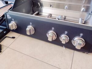 BURNHARD Big FRED Deluxe Series 4 Gasgrill Drehregler montiert