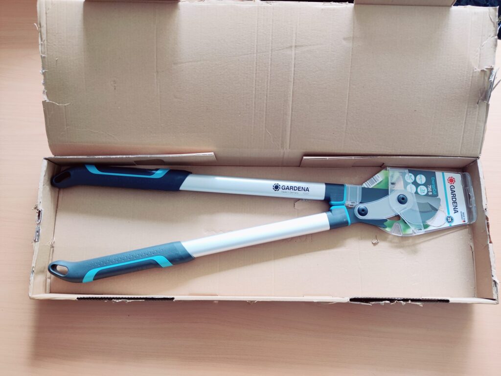 Gardena EnergyCut 750 B Astschere in der Verpackung