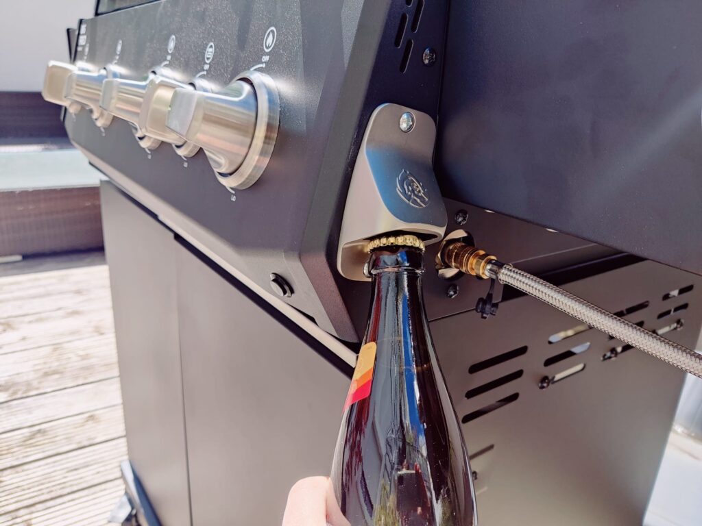 BURNHARD Big FRED Deluxe Series 4 Gasgrill Flaschenöffner im Einsatz