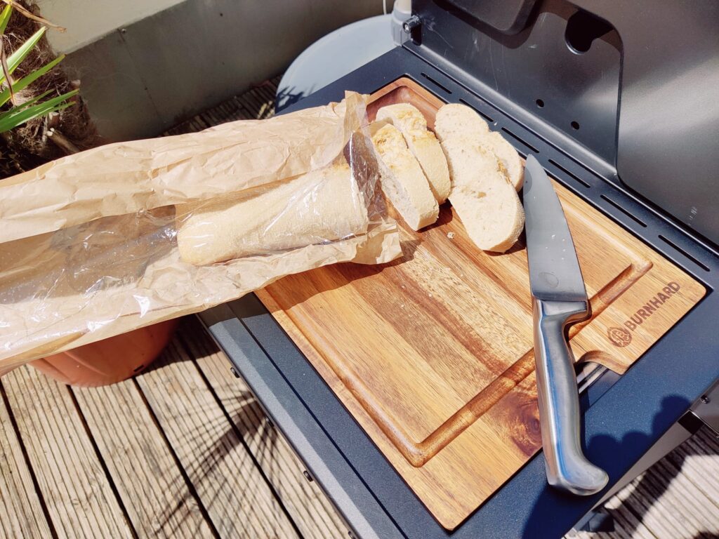 BURNHARD Big FRED Deluxe Series 4 Gasgrill Schneidebrett im Einsatz