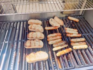 BURNHARD Big FRED Deluxe Series 4 Gasgrill Grillergebnis Würstchen und Brot