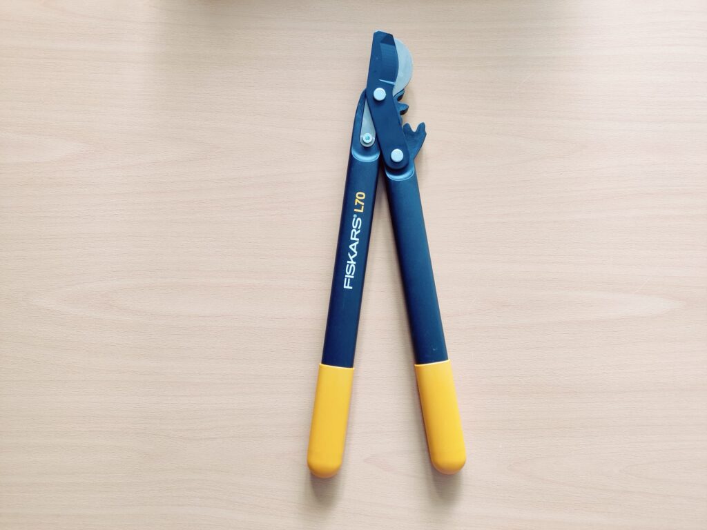 Fiskars PowerGear II L70 Astschere von vorne
