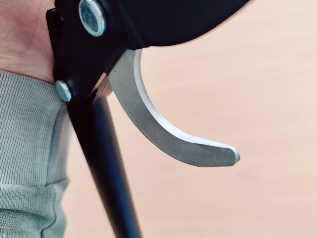 Fiskars PowerGear II L70 Astschere untere Klinge