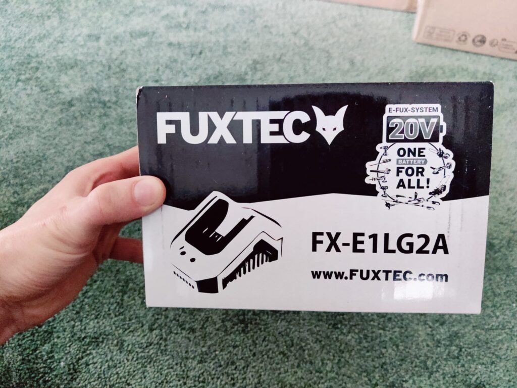 FUXTEC FX-E2LBS Laubsauger Ladegerät Verpackung
