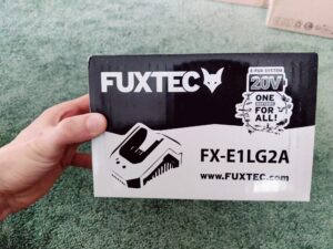 FUXTEC FX-E2LBS Laubsauger Ladegerät Verpackung