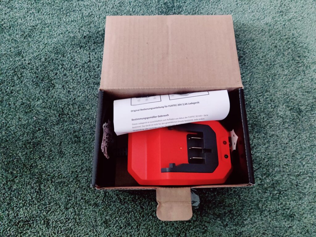 FUXTEC FX-E2LBS Laubsauger Ladegerät Verpackung offen