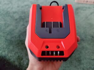 FUXTEC FX-E2LBS Laubsauger Ladegerät von vorne