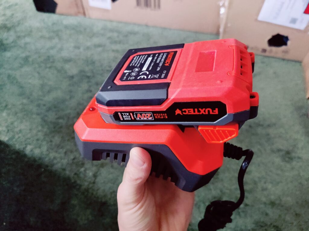 FUXTEC FX-E2LBS Laubsauger Akku Aufladung