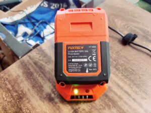 FUXTEC FX-E2LBS Laubsauger Ladegerät Ladeanzeige