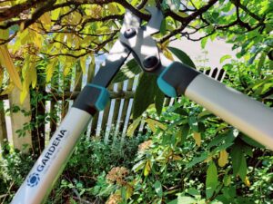 Gardena EnergyCut 750 B Astschere Stoßdämpfer im Einsatz