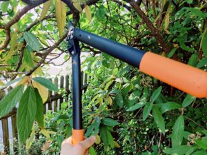 Fiskars PowerGear II L70 Astschere Frischholz-Test