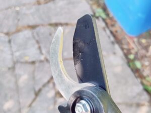 Fiskars PowerGear II L70 Astschere Beschichtungsabrieb im Test