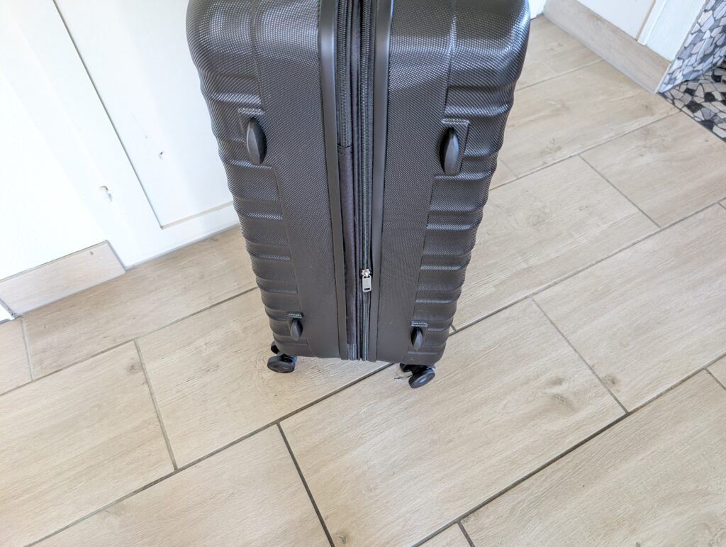 Amazon-Basics-Koffer Seitenansicht mit Standfüßen