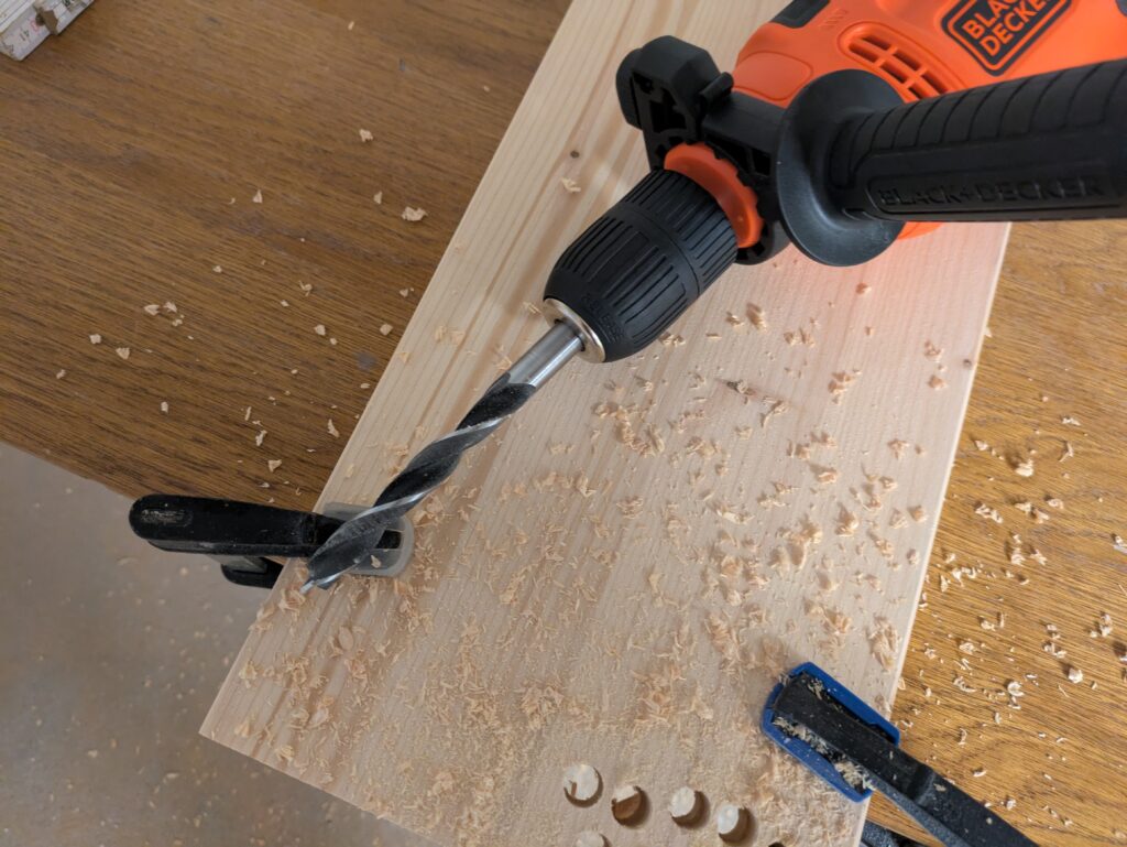 BLACK+DECKER BEH200K-QS Schlagbohrmaschine beim Holz bohren