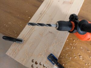 BLACK+DECKER BEH200K-QS Schlagbohrmaschine beim Holzbohren